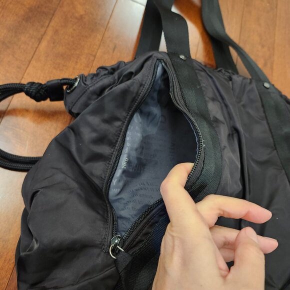 Lululemon Effortless Tote in black - Picture 9 of 14